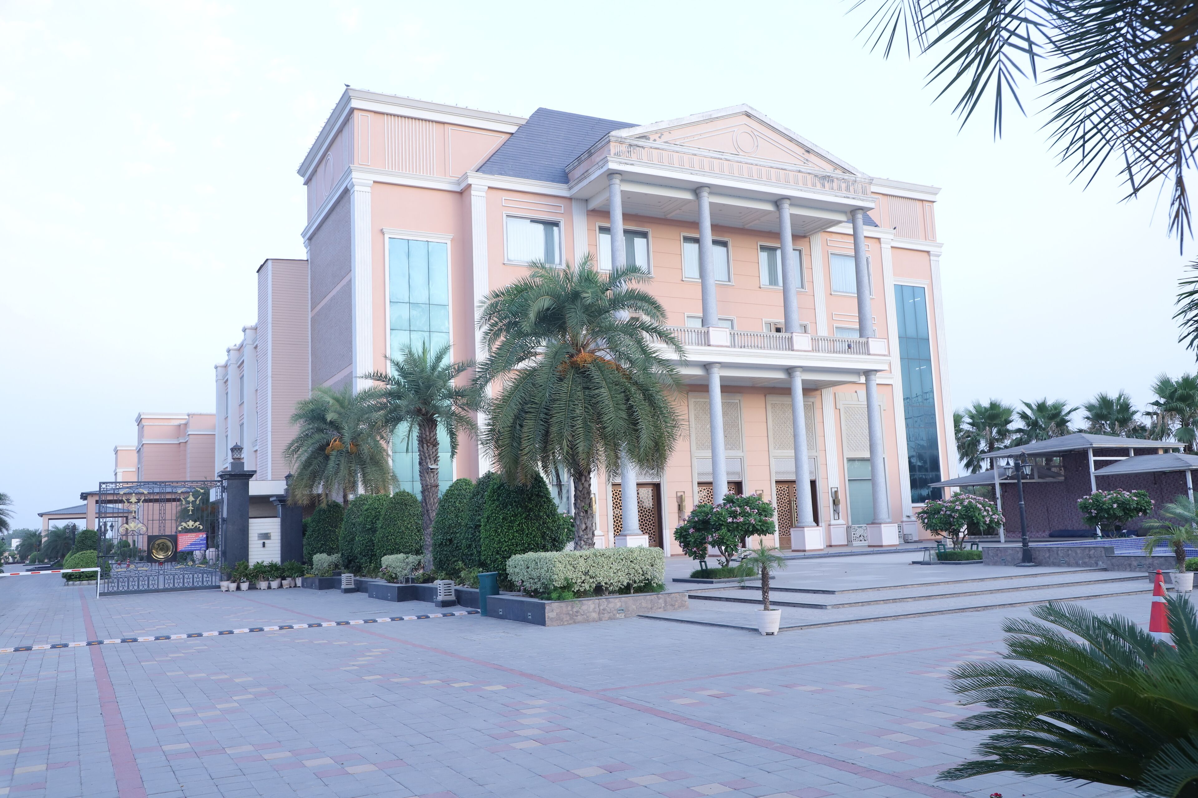 Vista frontal de la propiedad