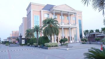 Vista frontal de la propiedad