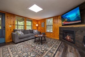 Smart TV, fireplace, video games - Pigeon Forge Getaway - Located in the heart of Pigeon Forge (Sevierville)
