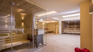 Una cocina moderna con armarios de madera, un separador de vidrio y un horno empotrado.
