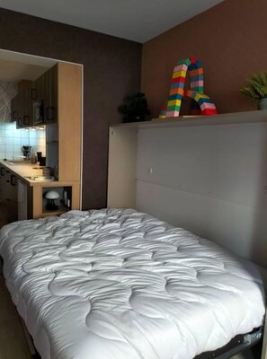 Iron/ironing board, free WiFi, bed sheets