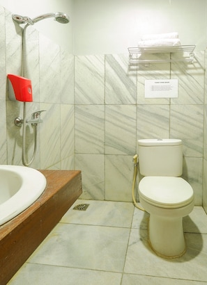 Family Suite | Bathroom | Shower, towels