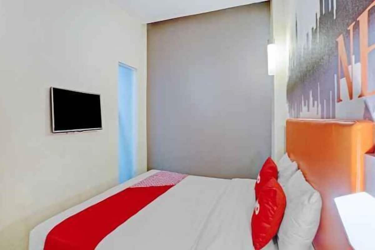 Desk, laptop workspace, free WiFi, bed sheets
