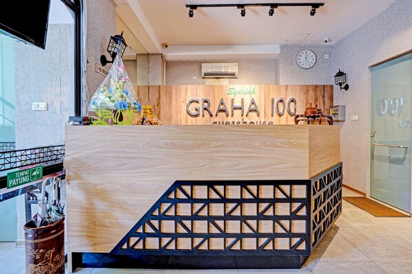 Reception - Super OYO Capital O 3905 Graha 100 Guest House Syariah (Surabaya)