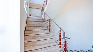Una escalera de madera con barandillas y pasamanos de metal.