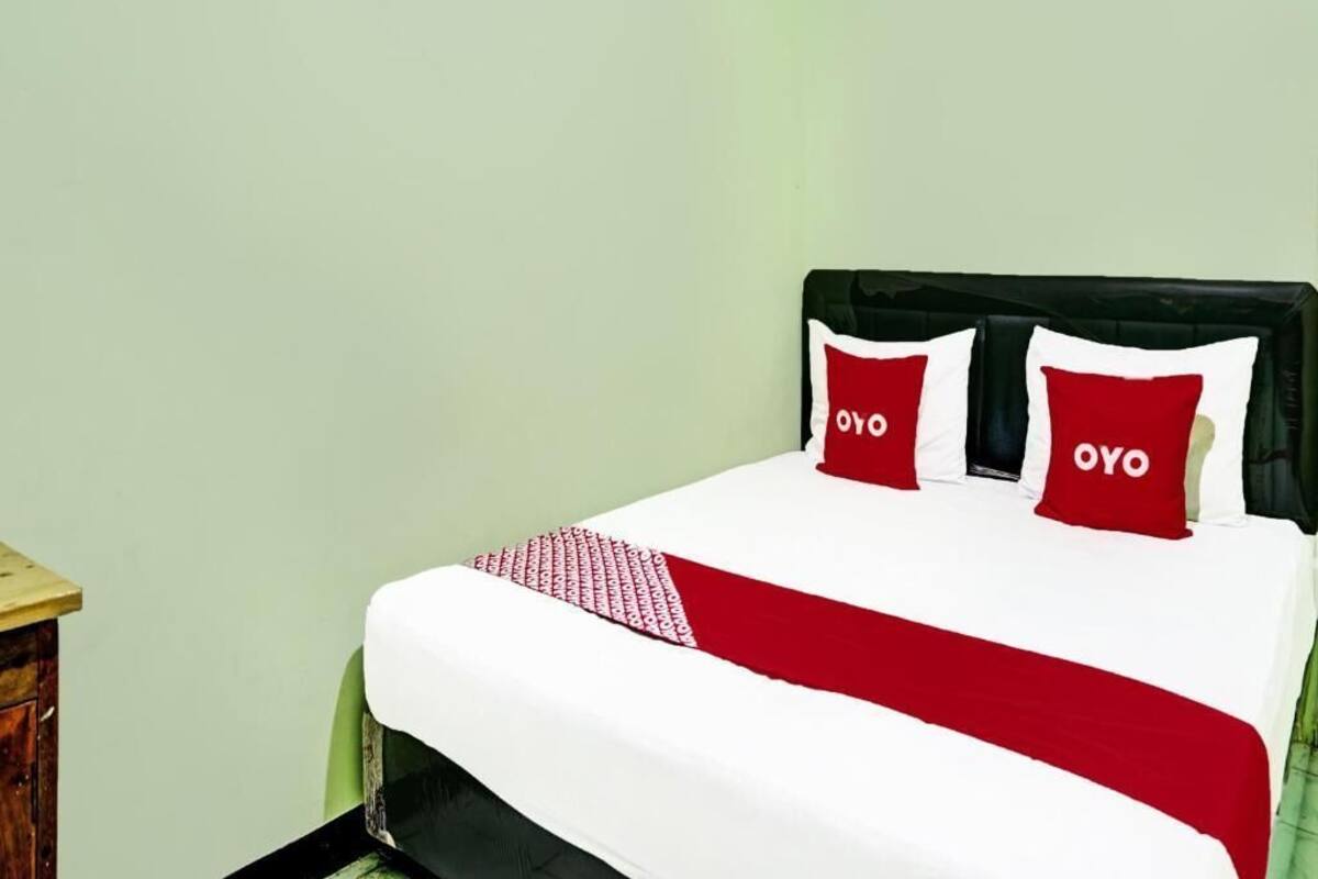 Espacio para trabajar con un portátil y ropa de cama