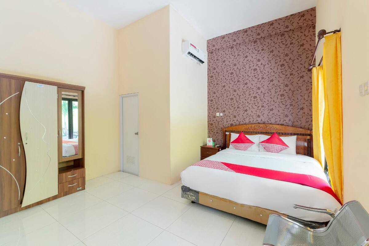 Espacio para trabajar con un portátil y ropa de cama