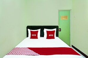 Habitación doble estándar | Espacio para trabajar con laptop y ropa de cama 