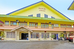 Front of property - OYO 2708 Hotel Kemuning Syariah (Pamekasan)