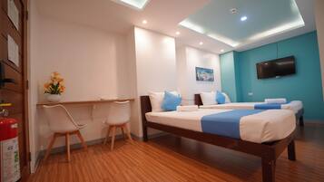 Habitación familiar, varias camas, para no fumadores | Escritorio, espacio para trabajar con laptop y wifi gratis