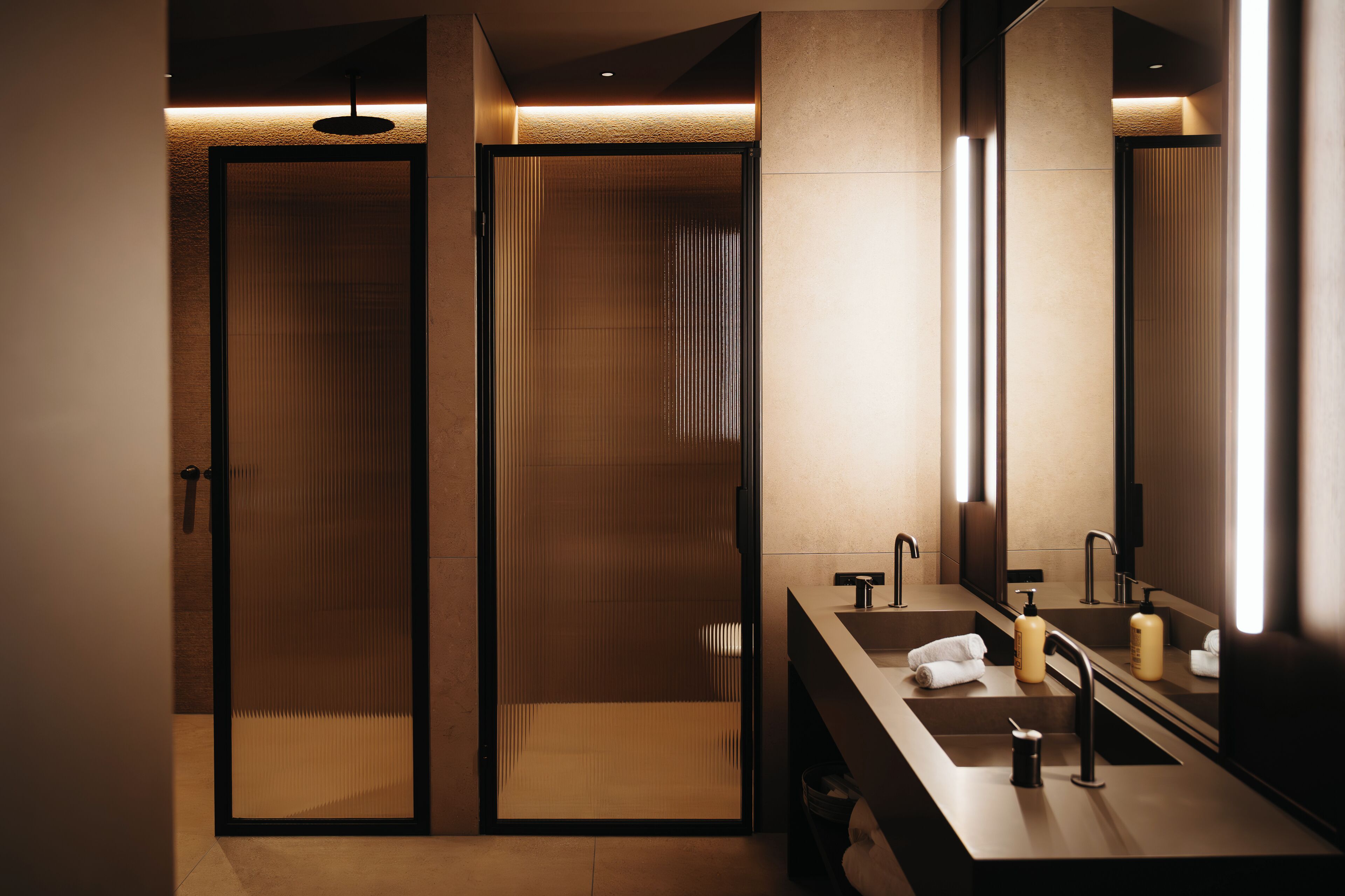 Deluxe suite | Badkamer | Een aparte badkuip en douche, een diep bad, gratis toiletartikelen