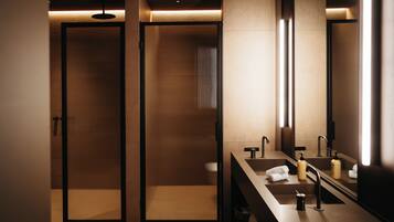 Deluxe suite | Badkamer | Een aparte badkuip en douche, een diep bad, gratis toiletartikelen