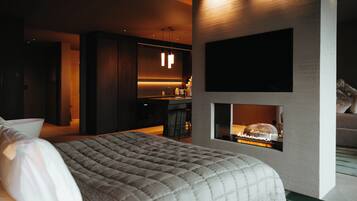 Deluxe Suite | Blackout curtains, free WiFi, bed sheets