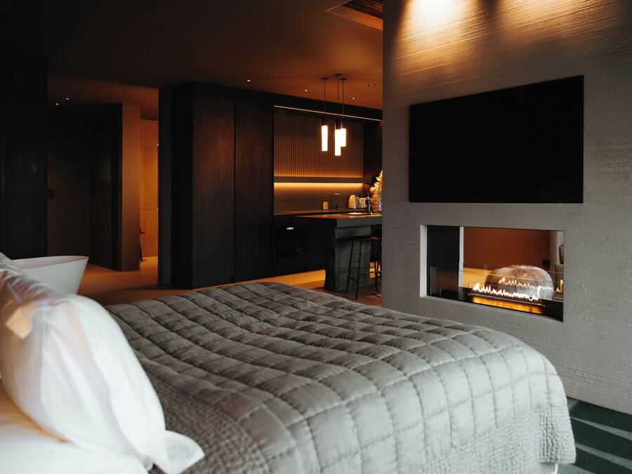 Deluxe Suite | Blackout drapes, free WiFi, bed sheets