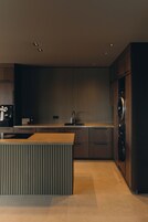 Apartamento Deluxe | Cocina privada | Frigorífico grande, horno, lavavajillas y máquina de café espresso