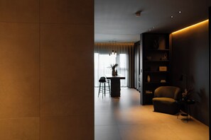 Deluxe suite | Woonruimte | Een 55-inch smart-tv met kabelzenders, televisie en vloerwarming