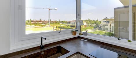 Fridge, oven, dishwasher, coffee/tea maker