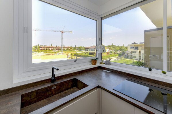 冷蔵庫、オーブン、食器洗い機、コーヒー / ティーメーカー