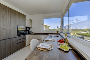 Fridge, oven, dishwasher, coffee/tea maker