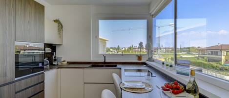 Fridge, oven, dishwasher, coffee/tea maker