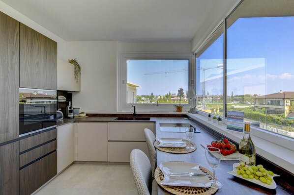 Fridge, oven, dishwasher, coffee/tea maker