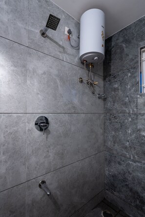 Suite de lujo | Baño | Cabezal de ducha tipo lluvia y artículos de higiene personal gratuitos
