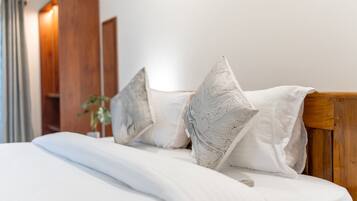 Suíte superior | 1 quarto, roupas de cama premium, edredons de pluma
