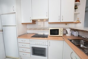 Kylskåp, mikrovågsugn, ugn och spishäll