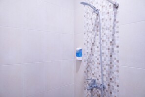 Deluxe tweepersoonskamer | Badkamer | Een douche, een regendouche, handdoeken