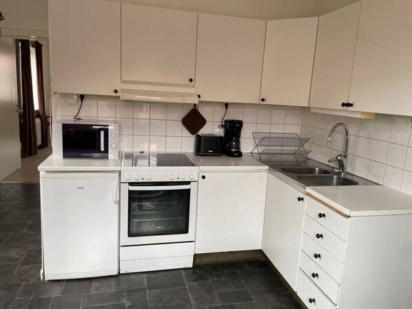 Réfrigérateur, four à micro-ondes, un four, surface de cuisson