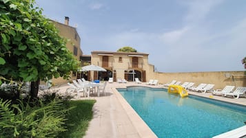 Een binnenzwembad, een buitenzwembad