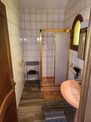 Shower, hair dryer, towels, soap - Exceptional setting surrounded by vineyards in a peaceful setting (Orange)