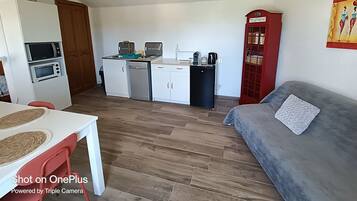 Télévision, lecteur de DVD, livres