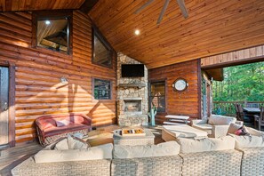 Terrace/patio - Game Room w/Pool Table | Outdoor Games | Playset (Broken Bow)