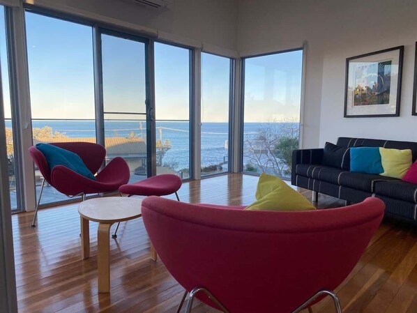 Een televisie en boeken