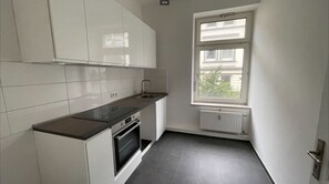 Køleskab, ovn, kogeplade, kaffe-/temaskine