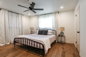 4 chambres, fer et planche à repasser, lit de bébé portatif