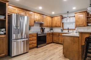 Réfrigérateur, four à micro-ondes, un four, surface de cuisson