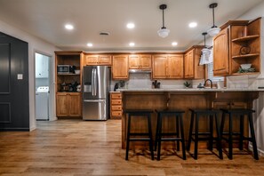 Kjøleskap, mikrobølgeovn, ovn og kokeplater