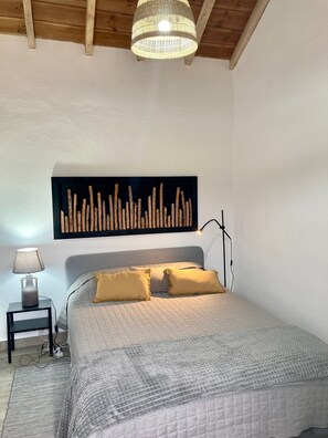 3 slaapkamers, een strijkplank/strijkijzer, wifi, beddengoed