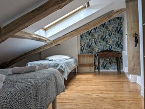 2 makuuhuonetta, työpöytä, silitysrauta/-lauta, vauvan matkasänky