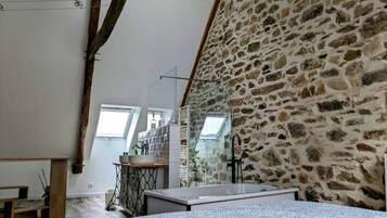 2 chambres, bureau, fer et planche Ă repasser, lit parapluie