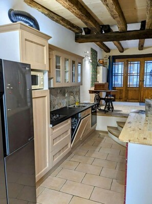 Jääkaappi, mikroaaltouuni, uuni, liesi