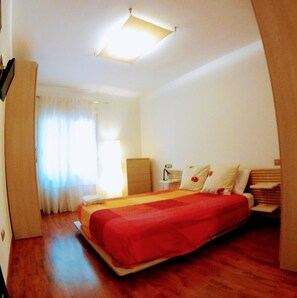 2 habitaciones, tabla de planchar con plancha, wifi y ropa de cama