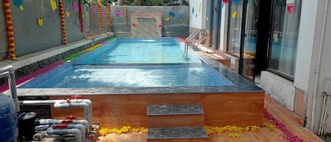 Indoor pool, outdoor pool