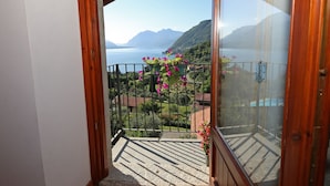 Un balcón con vistas a un lago y montañas.