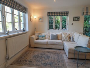 Cottage | Living area - November Cottage (Dartmouth)