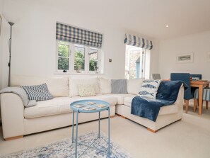 Living area - November Cottage (Dartmouth)