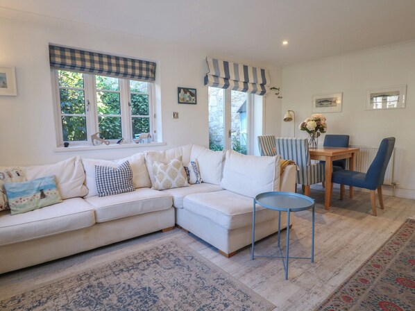 Cottage | Living area - November Cottage (Dartmouth)