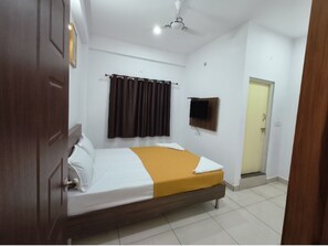 Deluxe Double Room | In-room safe, bed sheets